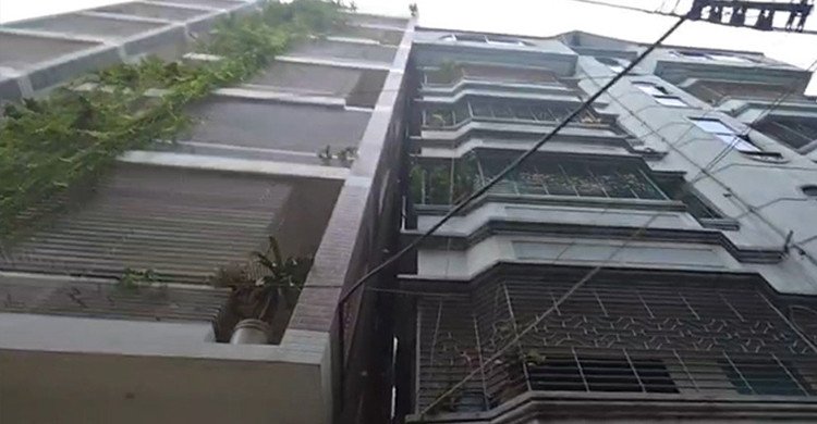 রাজধানীর ডেমরায় হেলে পড়েছে ছয়তলা ভবন, আতঙ্কে স্থানীয়রা